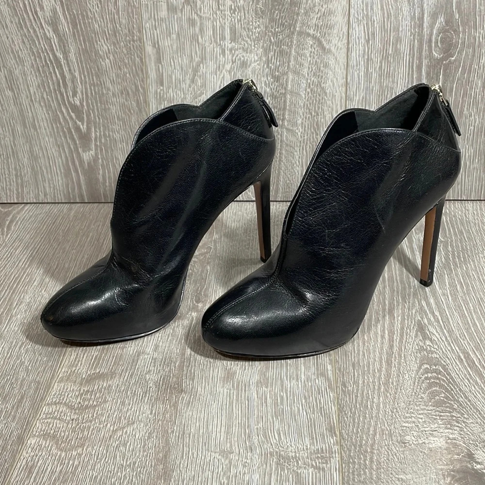 Nine West Nero Black Leather High Heeled Bootie Boot Gold Back Zipper 7.5M